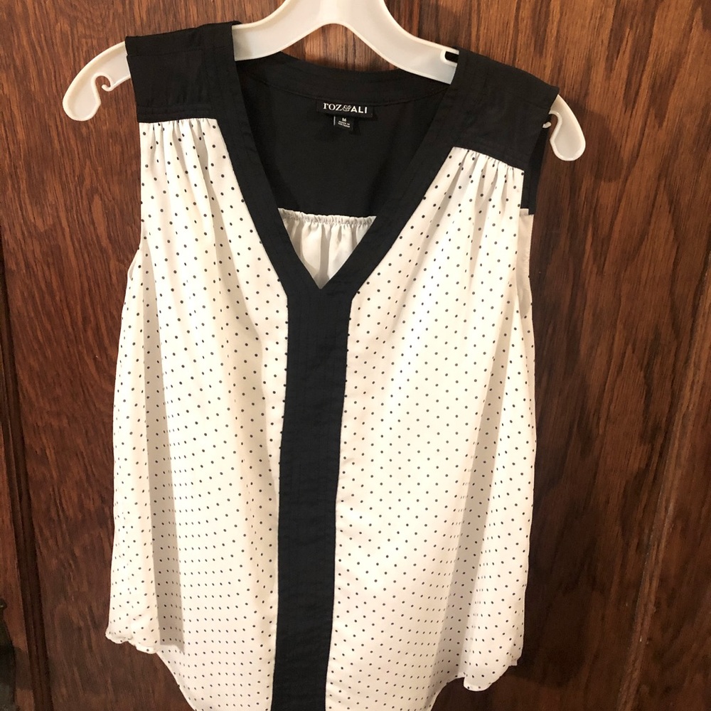Business to casual sleeveless blouse.